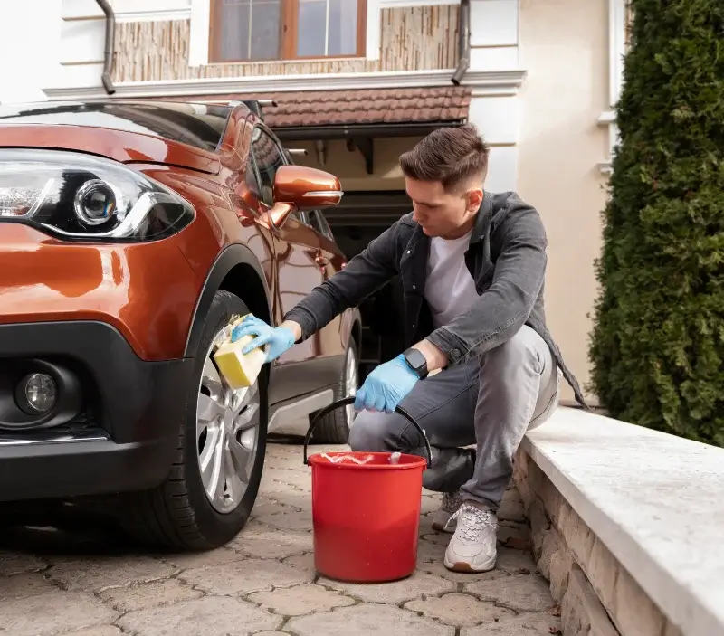 Lavage auto à domicile Saint-Austremoine : professionnel intervenant sur un véhicule